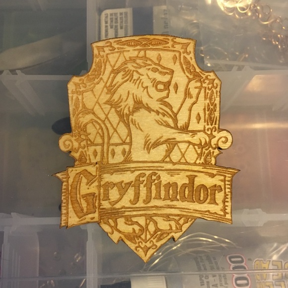 Gryffindor Harry Potter Laser Cut Wood Pin - Picture 1 of 2